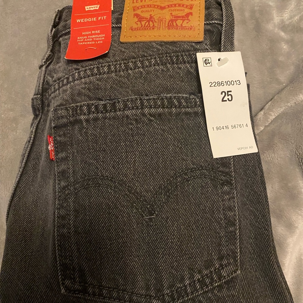 High rise wedgie fit Levis Jeans. Size 25